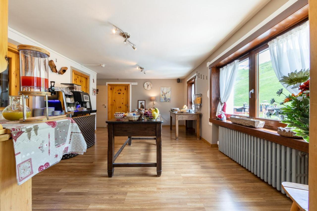 Hotel Meuble' Joli Breuil-Cervinia Exteriör bild
