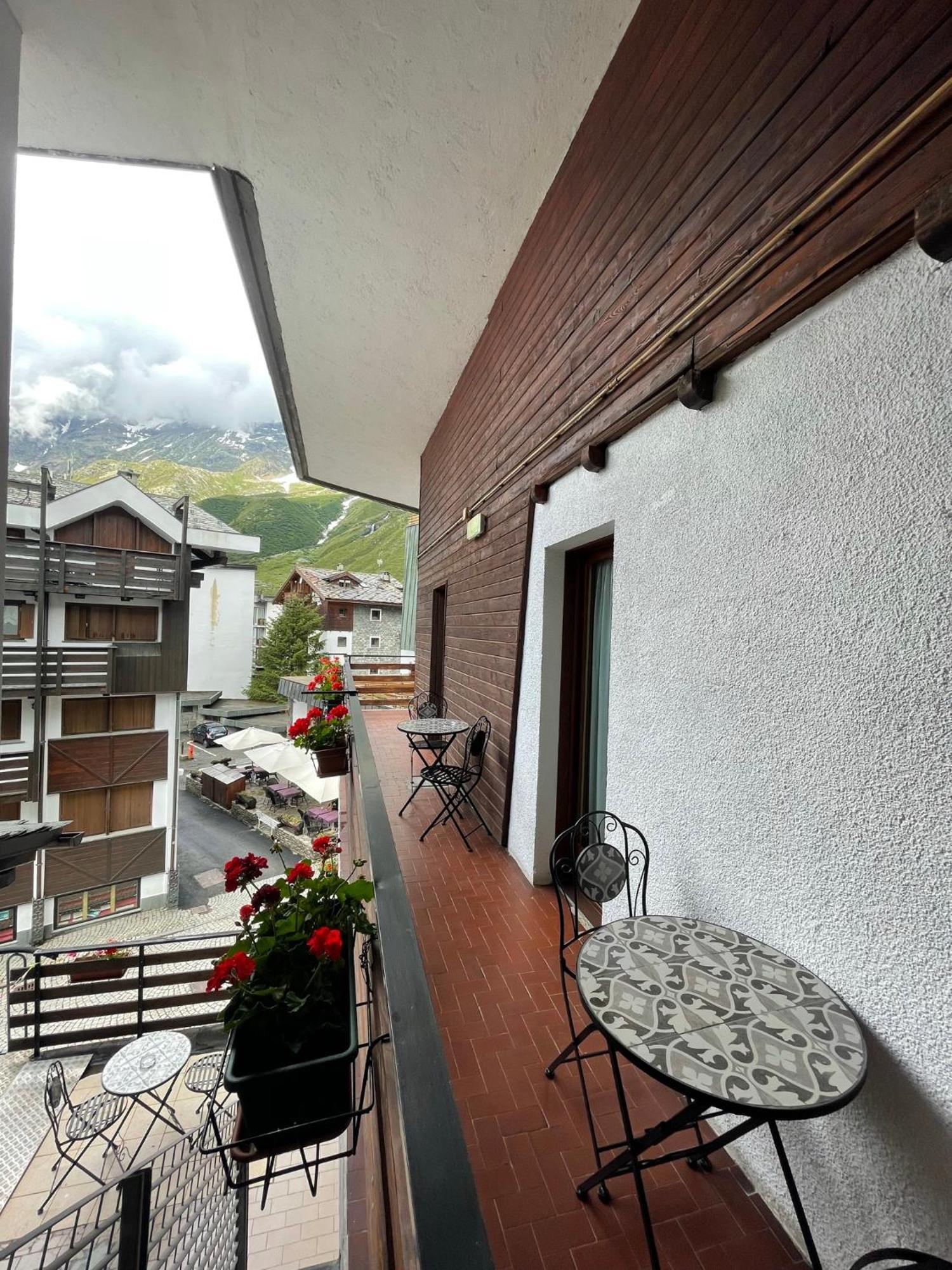 Hotel Meuble' Joli Breuil-Cervinia Exteriör bild